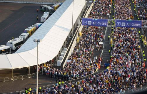 Người hâm mộ rời sân vận động MetLife sau trận đấu bóng đá World Cup giữa Pháp và Thụy Điển ngày 30.6 và lên những chiếc xe buýt NJ Transit đang chờ sẵn ở bên trái. Ảnh: Andrew Mills/NJ.com