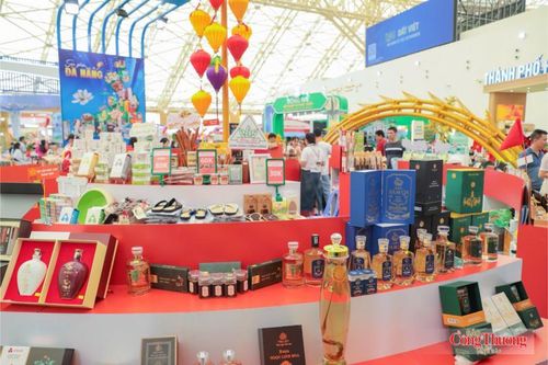 TP. Đà Nẵng dành sự quan tâm đặc biệt trong quảng bá các sản phẩm từ sâm Ngọc Linh. Trong ảnh: Quảng bá sâm Ngọc Linh tại Hội chợ Mùa Thu năm 2025