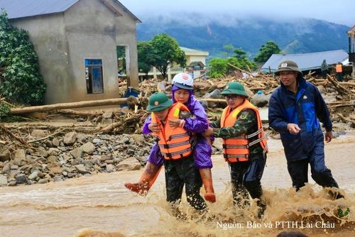Lực lượng chức năng cứu hộ người dân an toàn khỏi vùng lũ quét. 