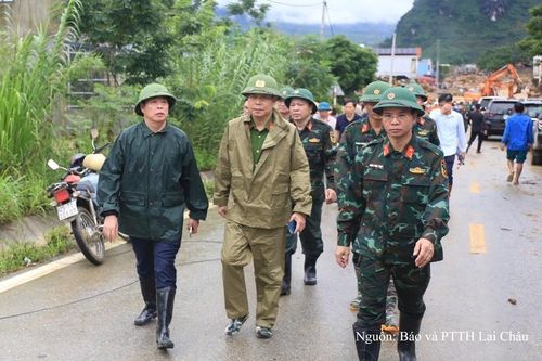 Chủ tịch UBND tỉnh Lai Châu Hà Quang Trung trực tiếp có mặt tại bản Chít, xã Mường Than yêu cầu các lực lượng tập trung bảo đảm tuyệt đối an toàn cho người dân, cung cấp đầy đủ lương thực, nhu yếu phẩm, đồng thời tiếp tục tìm kiếm người mất tích.