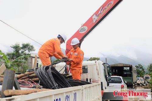 Công ty Điện lực Lai Châu huy động các đội xung kích làm việc xuyên đêm để khắc phục sự cố lưới điện cho người dân. 