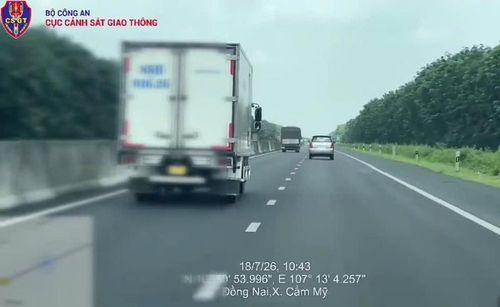 Trường hợp xe tải cố tình "bám làn trái", đi không đúng làn đường trên cao tốc Phan Thiết - Dầu Giây. Ảnh: Cục Cảnh sát giao thông