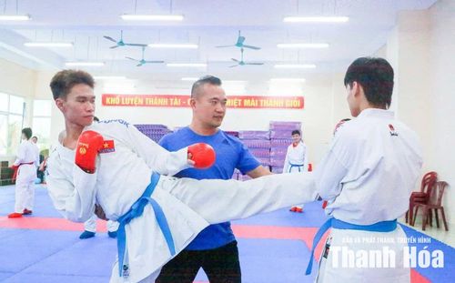 Các võ sĩ Karate nỗ lực tập luyện dưới sự hướng dẫn của huấn luyện viên.