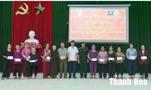 Ni sư Thích Đàm Hương (người mặc pháp phục), trụ trì chùa Tăng Phúc tặng quà tri ân thân nhân liệt sĩ trên địa bàn phường Hàm Rồng.