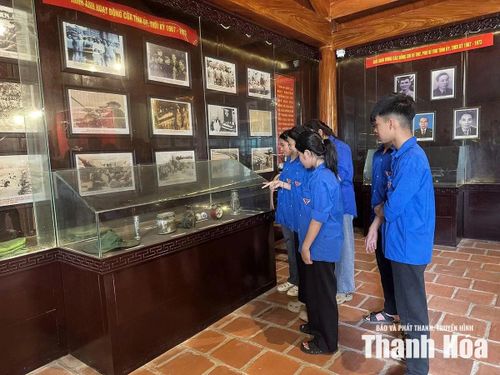 Các em học sinh tham quan Di tích lịch sử cách mạng trụ sở làm việc của Tỉnh ủy Thanh Hóa thời kỳ 1967-1973.