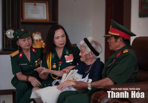Thành viên CLB Người Anh hùng và Nhân chứng lịch sử tỉnh Thanh Hóa thăm hỏi, tặng quà Mẹ Việt Nam Anh hùng Nguyễn Thị Ngọt.