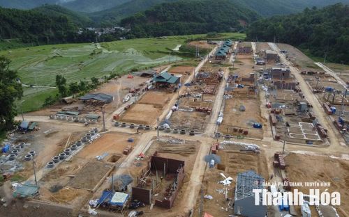 Khu tái định cư trên đồi Pom Dụng đang như một đại công trình.