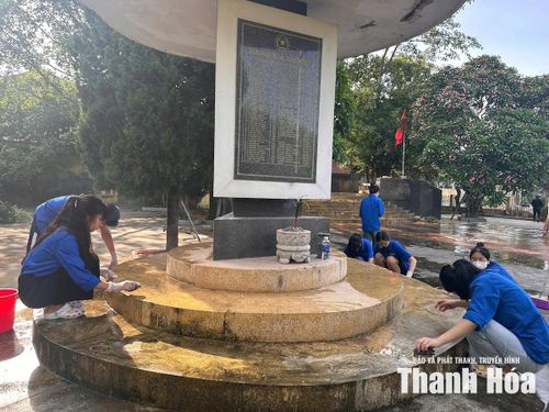 Đông đảo đoàn viên, thanh niên tham gia lau rửa bia tưởng niệm các Anh hùng liệt sĩ.