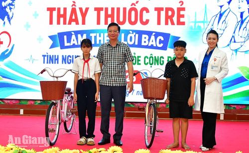 Trao xe đạp cho học sinh có hoàn cảnh khó khăn, vượt khó học tốt.
