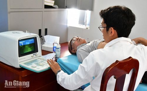 Các y, bác sĩ khám bệnh, tư vấn sức khỏe cho người dân xã An Biên.