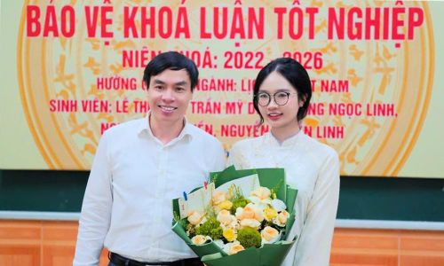  Nguyễn Thúy Hiền tại buổi bảo vệ khóa luận tốt nghiệp đại học. 