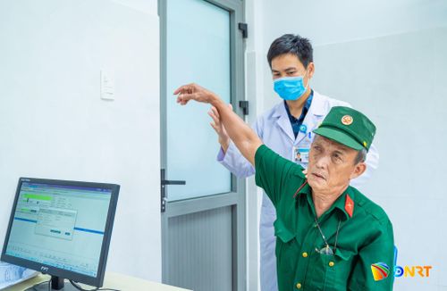 Kiểm tra, chuẩn đoán bệnh xương khớp cho cựu chiến binh.