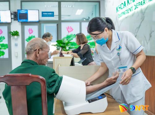 Tiến hành đo huyết áp cho các cựu chiến binh.