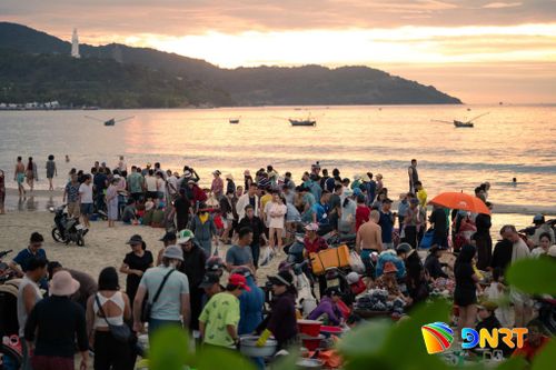 Người dân, du khách ghé chợ cá sớm bên bãi biển Mân Thái. Ảnh: ANH VIỆT