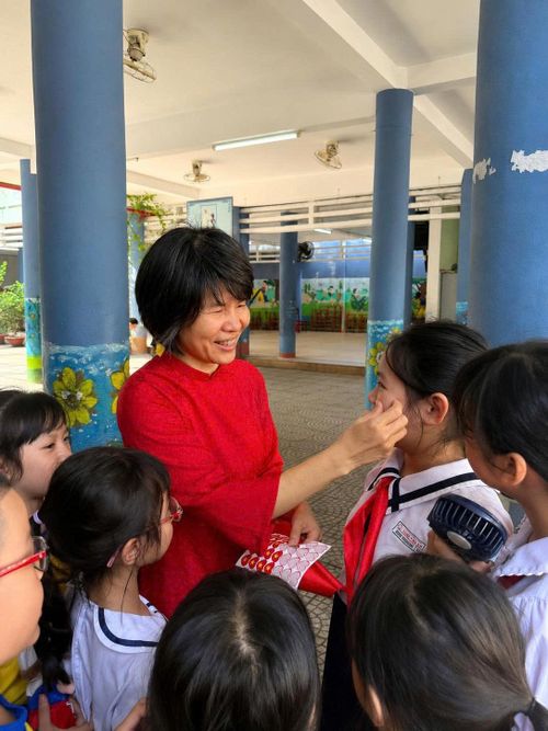 Cô Trần Thị Kim Hạnh cùng các em học sinh Trường Tiểu học Trần Thị Lý. Ảnh: NVCC
