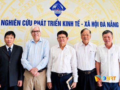 GS Paul Romer (thứ 2, trái qua) với TS Võ Công Trí (thứ 3, trái qua) - Chủ tịch Liên hiệp các Hội Khoa học và Kỹ thuật Đà Nẵng; ThS Lê Văn Trung (thứ 1, phải qua) - Phó Chủ tịch Liên hiệp các Hội Khoa học và Kỹ thuật Đà Nẵng, TS. Nguyễn Hoàng Hà (thứ 1, trái qua) - Viện trưởng Viện nghiên cứu phát triển Kinh tế - Xã hội Đà Nẵng và tác giả. Ảnh: PV