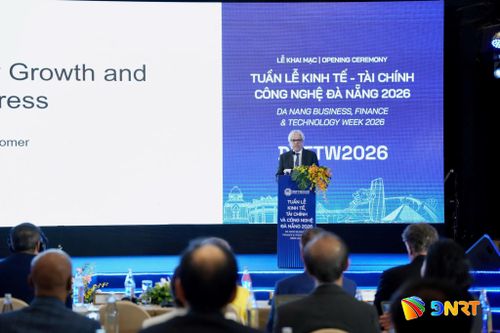 GS Paul Romer chia sẻ tại hội nghị đối thoại chính sách cấp cao trong chuỗi sự kiện của Tuần lễ Kinh tế - Tài chính - Công nghệ Đà Nẵng 2026. Ảnh: CÔNG - PHÚ