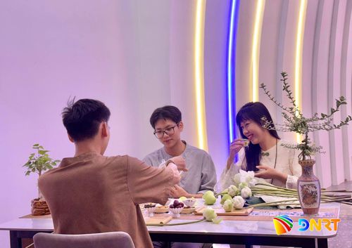 Người trẻ thưởng trà, cắm hoa nghệ thuật tại An Trà. Ảnh: ĐVCC