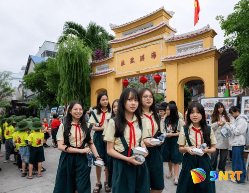 Học sinh tham gia hoạt động tìm hiểu di sản tại Đình làng Hải Châu. Ảnh: HUỲNH VĂN TRUYỀN