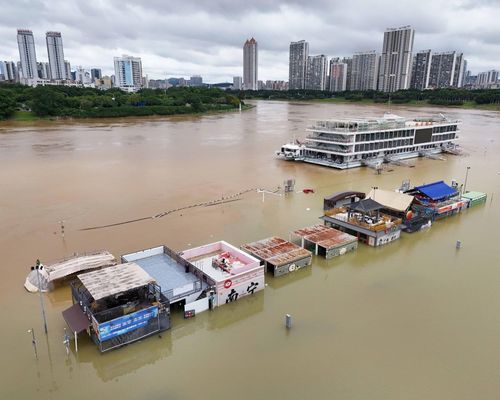 Công viên ven sông bị ngập lụt do trận lũ quét gây ra bởi bão Maysak đầu tháng 7/2026 ở Nam Ninh (Trung Quốc). Ảnh: EPA