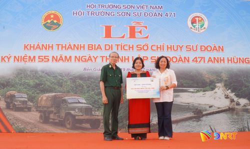 Đại diện Báo Thiếu niên Tiền phong và Nhi đồng và Hội Truyền thống Trường Sơn Sư đoàn 471 trao tài trợ 500 triệu đồng cải tạo bếp ăn cho Trường Mầm non Bến Giằng. Ảnh: VĂN KHANH