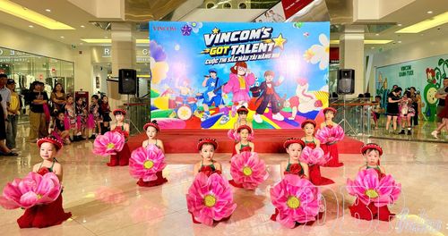 Học sinh lớp Múa dân gian, Trung tâm Hoạt động Thanh thiếu nhi tỉnh tham gia biểu diễn tại Vincom Plaza.