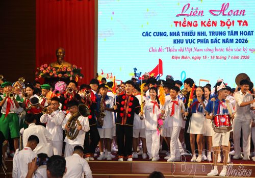 Cùng nhau đoàn kết, hòa vang tiếng trống, tiếng kèn khi liên hoan kết thúc.