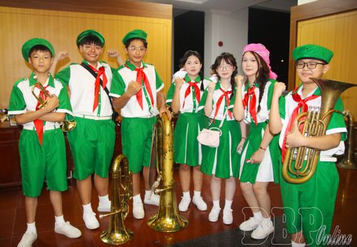 Thành viên đội trống, kèn đến từ đoàn Thái Nguyên thể hiện sự hào hứng tại liên hoan.