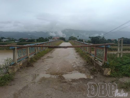 Phía đầu cầu còn lại cũng đã được đặt barie ngăn việc lưu thông trên cầu (ảnh chụp 17h16, ngày 19/7). Ảnh: Quang Hùng