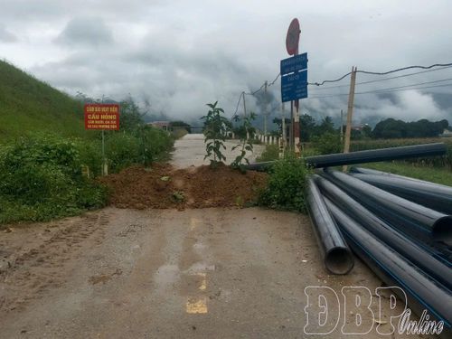 Đầu cầu C9 đã được đặt cảnh báo, dựng vật cản cấm qua lại (ảnh chụp 17h15, ngày 19/7). Ảnh: Quang Hùng