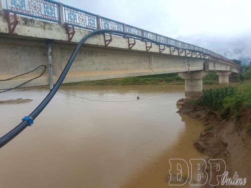 Hiện trạng nứt nền, xói lở tại cầu C9 (ảnh chụp 17h18, ngày 19/7). Ảnh: Quang Hùng