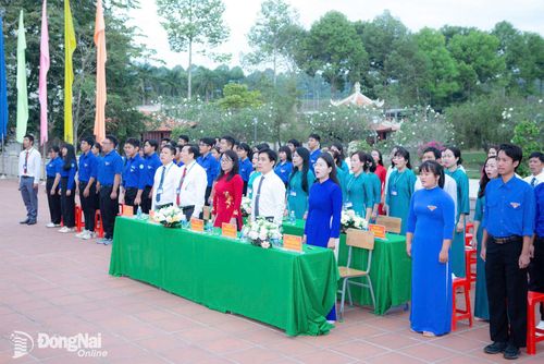 Chi bộ Trường THPT Trần Phú tổ chức lễ kết nạp Đảng trong khuôn viên Đền thờ liệt sĩ Suối Tre, phường Bình Lộc.