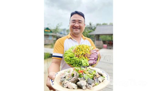Thực khách khoái khẩu thưởng thức món ếch đồng nấu cơm mẻ nhúng rau đồng.