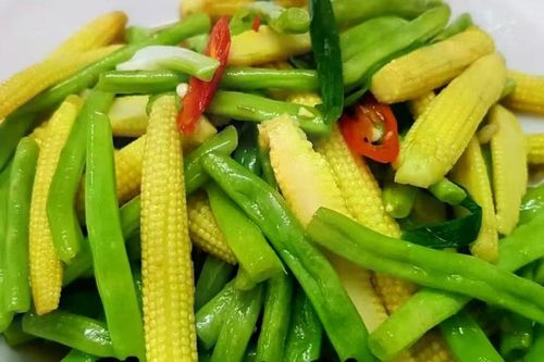 Bắp non là nguyên liệu quen thuộc trong nhiều món xào, luộc, lẩu hay salad. Ảnh: Internet