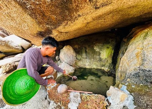 Nguồn nước từ giếng Tiên luôn gắn với nhiều phong tục, tín ngưỡng của cư dân xã đảo Nhơn Châu. Ảnh: C.H