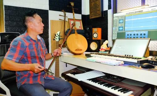 Nhạc sĩ Trần Kim Vân dành nhiều tâm huyết đưa chất liệu dân gian vào các bản phối, tạo sự dung hòa giữa truyền thống và hơi thở đương đại. Ảnh: N.N