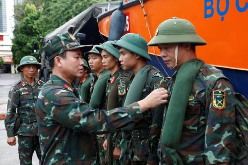  Đại tá Nguyễn Thế Vinh - Chỉ huy trưởng Bộ CHQS tỉnh kiểm tra, dặn dò bộ đội trước khi cơ động làm nhiệm vụ. Ảnh: H.P 