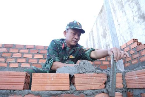  Bộ đội giúp dân xây dựng lại nhà ở sau thiên tai. Ảnh: H.P 