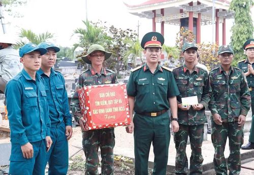  Đại tá Võ Tấn Tài - Chính ủy Bộ CHQS tỉnh thăm, động viên lực lượng tham gia chiến dịch 500 ngày đêm đẩy mạnh tìm kiếm, quy tập, xác định danh tính hài cốt liệt sĩ. Ảnh: H.P 