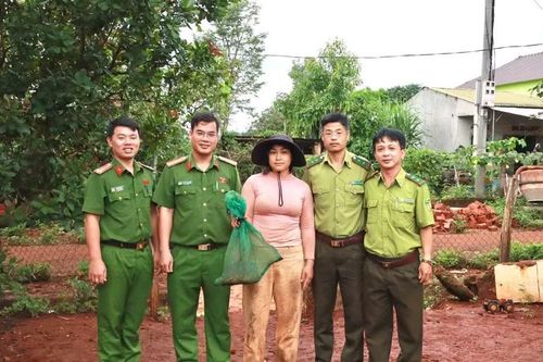 Chị Kpuih H’Ran giao nộp cá thể kỳ đà quý hiếm. Ảnh: ĐVCC