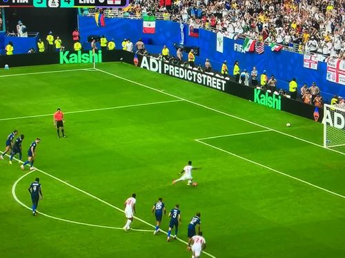 Bukayo Saka lạnh lùng đánh lừa Maignan, hoàn tất cú hat-trick và nâng tỷ số lên 5-3.