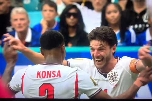 Declan Rice ăn mừng bàn thắng.