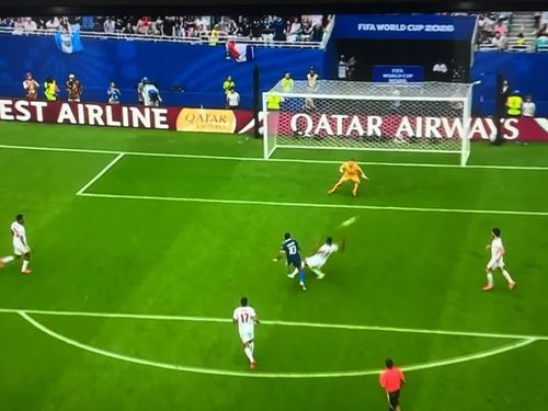 Mbappe thắp lại hy vọng bằng cú dứt điểm chuẩn xác.