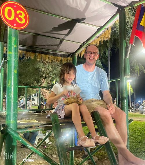 Anh Yves và con gái tham gia hội bài chòi.