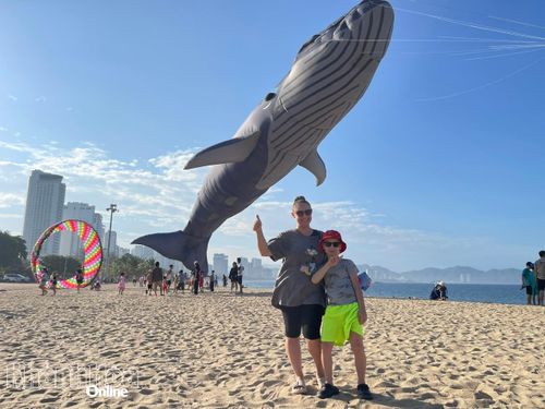 Chị Sasha và con trai chụp hình lưu niệm với chiếc diều hình cá voi khổng lồ.