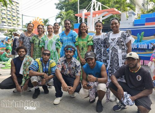Chị Suliana Revo (thứ 2 bên trái) cùng nhóm bạn đến từ quốc đảo Vanuatu.