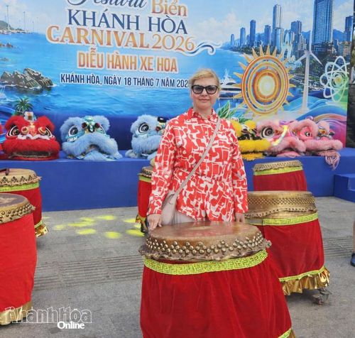 Bà Swetlana ghi lại kỷ niệm cùng sắc màu trống hội.