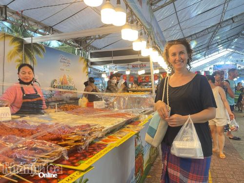Bà Alina trải nghiệm ẩm thực địa phương.