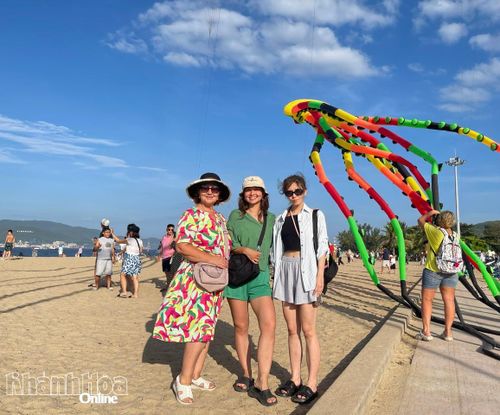 Chị Adele (ngoài cùng bên phải) cho biết sẽ quay trở lại Nha Trang - Khánh Hòa.