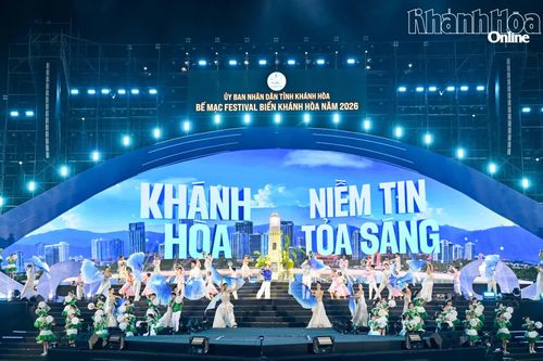 Tiết mục “Khánh Hòa niềm tin tỏa sáng” mở đầu chương trình bế mạc.